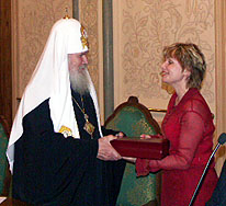 18 июня 2004 года в Сергиевском зале Храма Христа Спасителя состоялась презентация уникального издания - Библии, иллюстрированной палехскими миниатюрами. Возглавил церемонию Святейший Патриарх Московский и всея Руси Алексий II. Коллекционные экземпляры нового издания, надписанные Святейшим Патриархом Алексием, были переданы директору музея-заповедника 'Московский Кремль' Г.Ю.Гагариной, Генеральному директору Российской государственной библиотеки В.В.Федорову и директору Синодальной библиотеки Московского Патриархата протоиерею Борису Даниленко. Фото Службы коммуникации ОВЦС МП.Официальный сайт Русской Православной Церкви http://www.mospat.ru