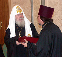 18 июня 2004 года в Сергиевском зале Храма Христа Спасителя состоялась презентация уникального издания - Библии, иллюстрированной палехскими миниатюрами. Возглавил церемонию Святейший Патриарх Московский и всея Руси Алексий II. Коллекционные экземпляры нового издания, надписанные Святейшим Патриархом Алексием, были переданы директору музея-заповедника 'Московский Кремль' Г.Ю.Гагариной, Генеральному директору Российской государственной библиотеки В.В.Федорову и директору Синодальной библиотеки Московского Патриархата протоиерею Борису Даниленко. Фото Службы коммуникации ОВЦС МП.Официальный сайт Русской Православной Церкви http://www.mospat.ru