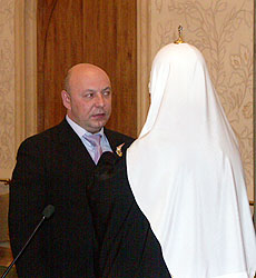 18 июня 2004 года в Сергиевском зале Храма Христа Спасителя состоялась презентация уникального издания - Библии, иллюстрированной палехскими миниатюрами. Возглавил церемонию Святейший Патриарх Московский и всея Руси Алексий II. Предстоятель Русской Православной Церкви наградил председателя Попечительского совета и Правления Совета по содействию Свято-Троицкой Сергиевой Лавре и Московской Духовной академии Н.П.Буханцова орденом святого равноапостольного князя Владимира (II степени).Фото Службы коммуникации ОВЦС МП.Официальный сайт Русской Православной Церкви http://www.mospat.ru