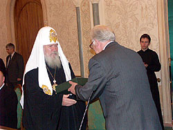 18 июня 2004 года в Сергиевском зале Храма Христа Спасителя состоялась презентация уникального издания - Библии, иллюстрированной палехскими миниатюрами. Возглавил церемонию Святейший Патриарх Московский и всея Руси Алексий II. В память о состоявшемся событии авторы иллюстраций преподнесли Святейшему Патриарху оригинал одной из миниатюр, иллюстрирующих Священное Писание.Фото Службы коммуникации ОВЦС МП.Официальный сайт Русской Православной Церкви http://www.mospat.ru