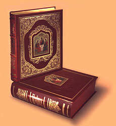 18 июня 2004 года в Сергиевском зале Храма Христа Спасителя состоялась презентация уникального издания - Библии, иллюстрированной палехскими миниатюрами. Возглавил церемонию Святейший Патриарх Московский и всея Руси Алексий II. Настоящее издание Священного писания Ветхого и Нового Заветов украшено многоцветными, высокохудожественными миниатюрами, выполненными с соблюдением православных традиций и канонов иконописи, а также создания иллюстрированных манускриптов. Книга имеет единое стилевое решение - от переплета до рисованных орнаментов и буквиц. Часть тиража выпущена в коллекционном исполнении.Фото Службы коммуникации ОВЦС МП.Официальный сайт Русской Православной Церкви http://www.mospat.ru