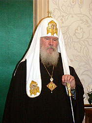 21 июня 2004 года в Сергиевском зале Храма Христа Спасителя состоялась презентация книги-альбома 'Преодолевая рознь мира сего'.Фото Службы коммуникации ОВЦС МП. Официальный сайт Русской Православной Церкви http://www.mospat.ru