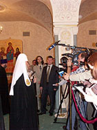 21 июня 2004 года в Сергиевском зале Храма Христа Спасителя состоялась презентация книги-альбома 'Преодолевая рознь мира сего'.Фото Службы коммуникации ОВЦС МП. Официальный сайт Русской Православной Церкви http://www.mospat.ru