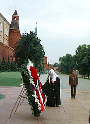 22 июня, в день 63 годовщины начала Великой Отечественной войны, Святейший Патриарх Московский и всея Руси Алексий II по традиции возложил к могиле Неизвестного солдата у Кремлевской стены венок. Фото Службы коммуникации ОВЦС МП. Официальный сайт Русской Православной Церкви http://www.mospat.ru