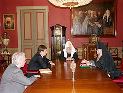 22 июня 2004 года в рабочей резиденции Святейшего Патриарха Московского и всея Руси в Чистом переулке состоялась встреча Предстоятеля Русской Православной Церкви с исполняющим обязанности президента, председателем правительства Чеченской республики С.Б.Абрамовым. Фото Службы коммуникации ОВЦС МП. Официальный сайт Русской Православной Церкви http://www.mospat.ru