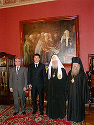 22 июня 2004 года в рабочей резиденции Святейшего Патриарха Московского и всея Руси в Чистом переулке состоялась встреча Предстоятеля Русской Православной Церкви с исполняющим обязанности президента, председателем правительства Чеченской республики С.Б.Абрамовым. Фото Службы коммуникации ОВЦС МП. Официальный сайт Русской Православной Церкви http://www.mospat.ru