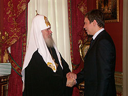 22 июня 2004 года в рабочей резиденции Святейшего Патриарха Московского и всея Руси в Чистом переулке состоялась встреча Предстоятеля Русской Православной Церкви с исполняющим обязанности президента, председателем правительства Чеченской республики С.Б.Абрамовым. Фото Службы коммуникации ОВЦС МП. Официальный сайт Русской Православной Церкви http://www.mospat.ru