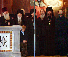 23 июня 2004 года Тихвинская икона Божией Матери вернулась в Россию. Святыне поклонились находящиеся в Москве члены комиссии Русской Зарубежной Церкви по переговорам с Московским Патриархатом во главе с архиепископом Берлинским Марком. Фото Службы коммуникации ОВЦС МП.Официальный сайт Русской Православной Церкви http://www.mospat.ru