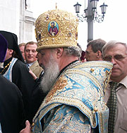 23 июня 2004 года Тихвинская икона Божией Матери вернулась в Россию. У входа в Храм Христа Спасителя святыню встретили Святейший Патриарх Московский и всея Руси Алексий II, Митрополит всей Америки и Канады Герман и сопровождающие его архиереи Православной Церкви в Америке, а также сонм архипастырей и пастырей Русской Православной Церкви, в их числе митрополит Крутицкий и Коломенский Ювеналий, председатель Отдела внешних церковных связей Московского Патриархата митрополит Смоленский и Калининградский Кирилл, управляющий делами Московской Патриархии митрополит Калужский и Боровский Климент, митрополит Ташкентский и Среднеазиатский Владимир. Фото Службы коммуникации ОВЦС МП.Официальный сайт Русской Православной Церкви http://www.mospat.ru