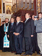 23 июня 2004 года Тихвинская икона Божией Матери вернулась в Россию. Святейший Патриарх Московский и всея Руси Алексий II и Блаженнейший Митрополит всея Америки и Канады Герман совершили в Храме Христа Спасителя всенощное бдение по случаю возвращения в Россию чудотворной Тихвинской иконы Божией Матери.На торжественном богослужении присутствовалимэр Москвы Ю.М.Лужков и вице-мэр М.А.Мень другие представители государственной власти, деятели науки и культуры. Фото Службы коммуникации ОВЦС МП.Официальный сайт Русской Православной Церкви http://www.mospat.ru