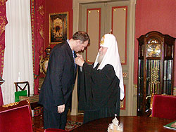 Святейший Патриарх наградил творческий коллектив телевизионного проекта 'Земное и небесное'. Фото Службы коммуникации ОВЦС МП. Официальный сайт Русской Православной Церкви http://www.mospat.ru