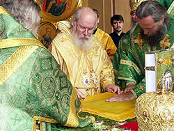 7 июля 2004 года Святейший Патриарх Московский и всея Руси Алексий II совершил чин Великого освящения воссозданного храма во имя преподобного Макария Великого при Санкт-Петербургском Государственном горном институте (техническом университете) и совершил первую Божественную литургию в новоосвященном храме. Фото Службы коммуникации ОВЦС МП.Официальный сайт Русской Православной Церкви http://www.mospat.ru