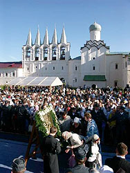 9 июля 2004 года, в день празднования по церковному календарю чудотворной Тихвинской иконе Божией Матери, после шести десятилетий странствий по миру прославленный образ вновь явился на берегах реки Тихвинки. Фото Службы коммуникации ОВЦС МП.Официальный сайт Русской Православной Церкви http://www.mospat.ru