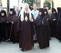 29 августа 2004 года, в попразднство Успения Пресвятой Богородицы, Святейший Патриарх Алексий в сослужении архиепископов Истринского Арсения и Орехово-Зуевского Алексия, епископов Дмитровского Александра, Сергиево-Посадского Феогноста и Люберецкого Вениамина совершил Божественную литургию и молебен в храме святителя Николая в Звонарях - московском подворье Успенского Пюхтицкого монастыря.Фото: Ю.Клиценко, интернет-портал 'Седмица.Ру' http://www.sedmitza.ru