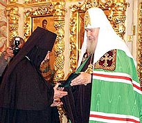 29 августа 2004 года, по окончании богослужения Святейший Патриарх Алексий поздравил молившихся с праздником Успения Пресвятой Богородицы и с 10-летием учреждения московского подворья Пюхтицкого монастыря. Его Святейшество вручил настоятельнице игумении Филарете крест с памятным надписанием. Фото: Ю.Клиценко, интернет-портал 'Седмица.Ру' http://www.sedmitza.ru