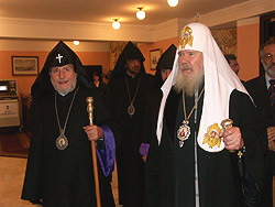 Предстоятеля Армянской Апостольской Церкви сопровождали епископ Навасард, глава Патриаршей Араратской епархии; епископ Аршак, управляющий делами Каталикосата, а также клирики Армянской Церкви.Фото Службы коммуникации ОВЦС МП.Официальный сайт Русской Православной Церквиhttp://www.mospat.ru