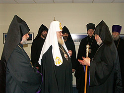 15 октября 2004 года в московском аэропорту Домодедово Святейший Патриарх Московский и всея Руси Алексий встретил делегацию Армянской Апостольской Церкви, возглавляемую Святейшим Патриархом и Католикосом всех армян Гарегином II.Фото Службы коммуникации ОВЦС МП.Официальный сайт Русской Православной Церквиhttp://www.mospat.ru