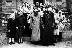 С родителями протоиереем Михаилом и Еленой Иосифовной (в центре), и прихожанами Богоявленской церкви г. Йыхви.