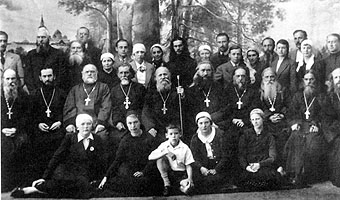 Паломническая поездка в Валаамский монастырь. В центре, перед игуменом Харитоном (Дунаевым), Алеша Ридигер. 1939 год.