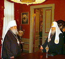 Святейший Патриарх Московский и всея Руси Алексий II принял председателя Архиерейского Синода Русской Зарубежной Церкви митрополита Лавра. 14 мая 2004 года.