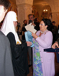 Вечером 11 июня в Храме Христа Спасителя Глава Российского Императорского Дома поздравила Святейшего Патриарха Московского и всея Руси Алексия II с его 75-летием и вручила ему знаки высшей награды Российского Императорского Дома - Императорского Ордена Святого Апостола Андрея Первозванного. Фото Службы коммуникации ОВЦС МП.Официальный сайт Русской Православной Церкви http://www.mospat.ru