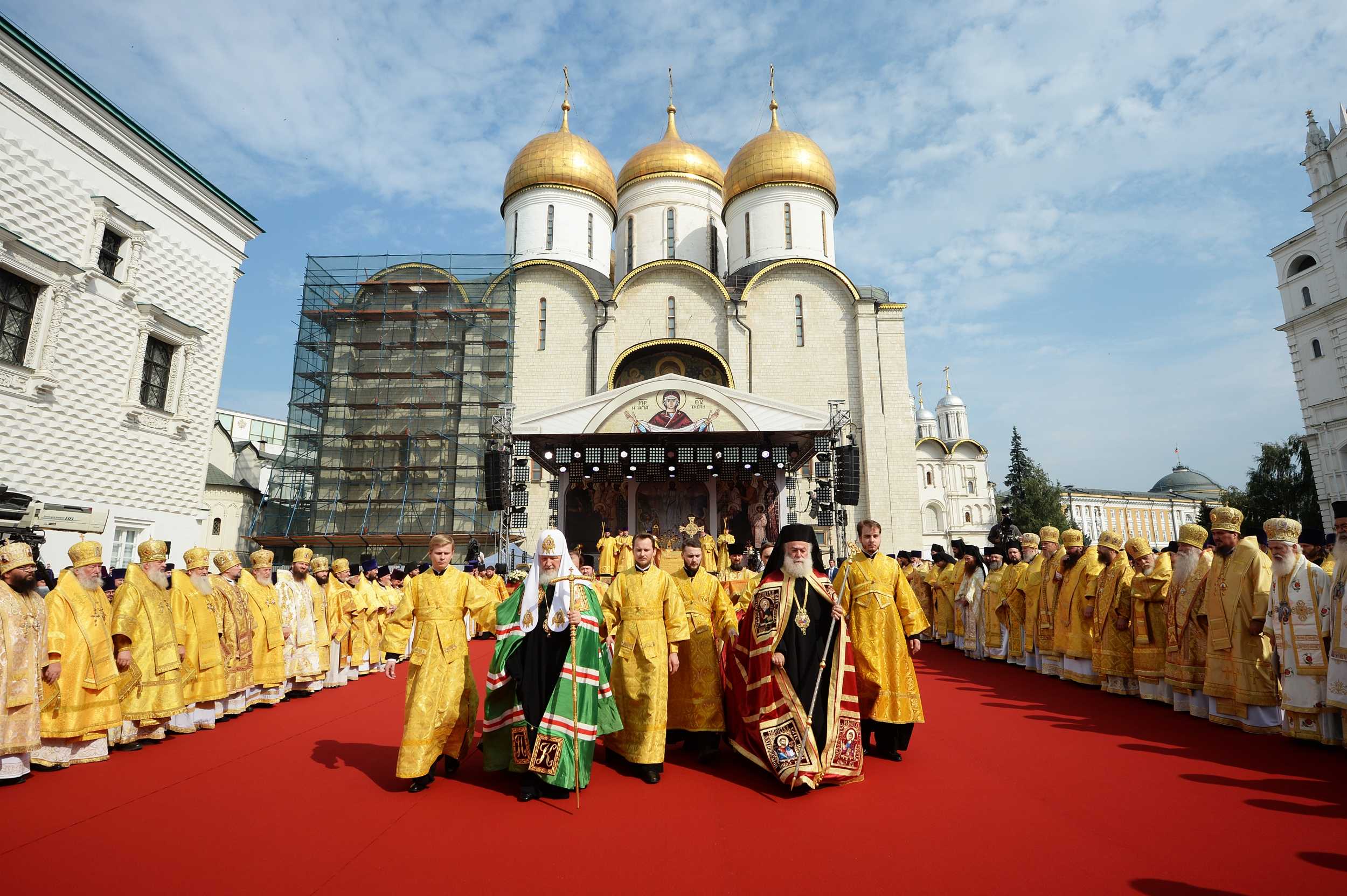 В день памяти равноапостольного князя Владимира Предстоятели  Александрийской и Русской Православных Церквей совершили Литургию на  Соборной площади Московского Кремля: новость ОВЦС