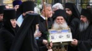 Για πρώτη φορά μεταφέρθηκε στη Ρωσία η Τιμία Ζώνη της Παναγίας