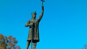 (Russian) Предстоятель Русской Православной Церкви возложил цветы к памятнику основоположнику молдавской государственности Стефану III Великому