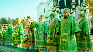 (Russian) В день преставления преподобного Сергия Радонежского Предстоятель Русской Церкви возглавил служение Божественной литургии в Успенском соборе Троице-Сергиевой лавры