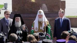 Святейший Патриарх Кирилл совершил освящение памятника священномученику Ермогену у стен Московского Кремля