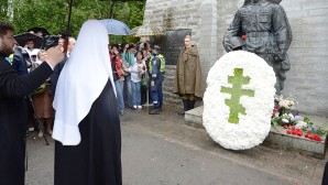 Предстоятель Русской Церкви возложил цветы к памятнику «Бронзовому солдату» в Таллине