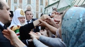 Святейший Патриарх Кирилл совершил утреню на соборной площади Киево-Печерской Лавры