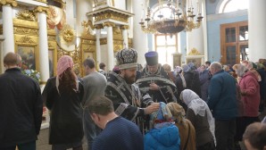 Metropolitan Hilarion administers the rite of reuniting those who temporarily fell away from the Orthodox Church
