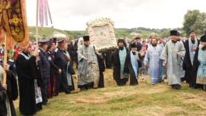 ΣΥΝΑΝΤΗΣΗ ΤΩΝ ΟΡΘΟΔΟΞΩΝ ΚΑΤΟΙΚΩΝ ΤΗΣ ΣΟΥΜΑΣ ΟΥΚΡΑΝΙΑΣ ΣΤΑ ΠΛΑΙΣΙΑ ΤΗΣ ΠΟΜΠΗΣ ΜΕ ΤΟΥΣ ΠΙΣΤΟΥΣ ΤΗΣ ΙΕΡΑΣ ΜΗΤΡΟΠΟΛΕΩΣ ΚΟΥΡΣΚ ΡΩΣΙΑΣ