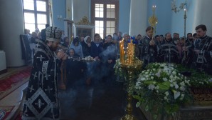 Митрополит Иларион совершил вечерню Великого пятка с выносом Святой Плащаницы