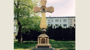 В преддверии 70-летия Великой Победы в православном монастыре Гётшендорфе освящен крест-памятник