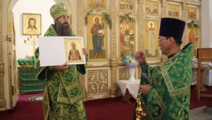 Bishop Innokenty donates icon of Prince Vladimir to Orthodox church in North Korea