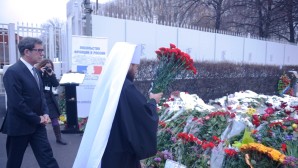 Митрополит Волоколамский Иларион посетил Посольство Франции в России и выразил соболезнования французскому народу