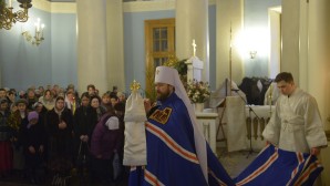 В Рождественский сочельник митрополит Волоколамский Иларион совершил богослужение в храме иконы Пресвятой Богородицы «Всех скорбящих Радость» на Ордынке