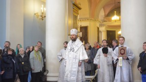 Митрополит Иларион: Господь каждого человека проводит через врата смерти для того, чтобы открыть ему путь к вечной жизни