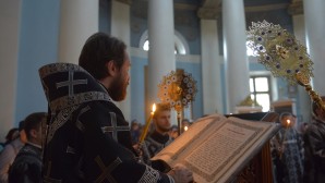 Митрополит Иларион совершил утреню Великой Пятницы с чтением двенадцати Страстных Евангелий