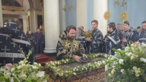 Митрополит Иларион совершил вечерню Великого пятка с выносом святой Плащаницы