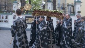 Митрополит Волоколамский Иларион совершил утреню с чином погребения Господа нашего Иисуса Христа