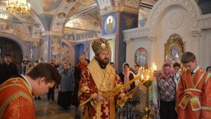 Митрополит Волоколамский Иларион совершил Литургию в храме Общецерковной аспирантуры и вручил дипломы выпускникам