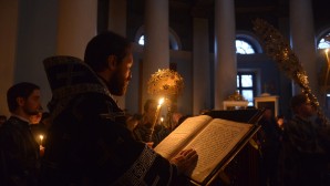 Митрополит Волоколамский Иларион совершил утреню Великой Пятницы с чтением двенадцати Страстных Евангелий