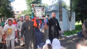 Au diocèse de Volhynie, accueil de la procession internationale se rendant à la laure de la Dormition de Potchaïev