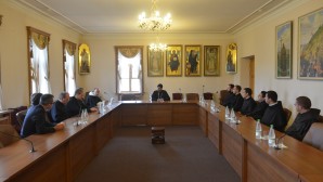 Un groupe de prêtres et d’étudiants catholiques en visite au Département des relations ecclésiastiques extérieures