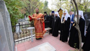 Святейший Патриарх Кирилл посетил Боткинское кладбище в Ташкенте