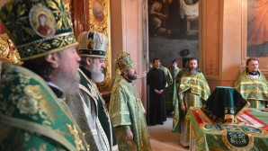 В день памяти преподобного Сергия Радонежского митрополит Волоколамский Иларион совершил Божественную литургию в Духовском храме Троице-Сергиевой Лавры