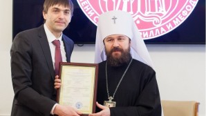 Заместитель министра образования и науки Российской Федерации вручил митрополиту Волоколамскому Илариону свидетельство о государственной аккредитации Общецерковной аспирантуры